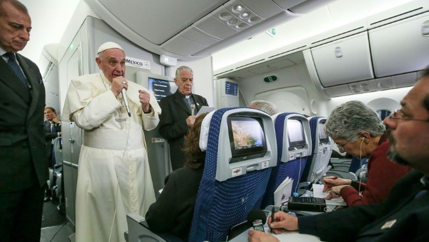 Le pape face aux journalistes dans l'avion le ramenant du Mexique à Rome le 18 février 2016