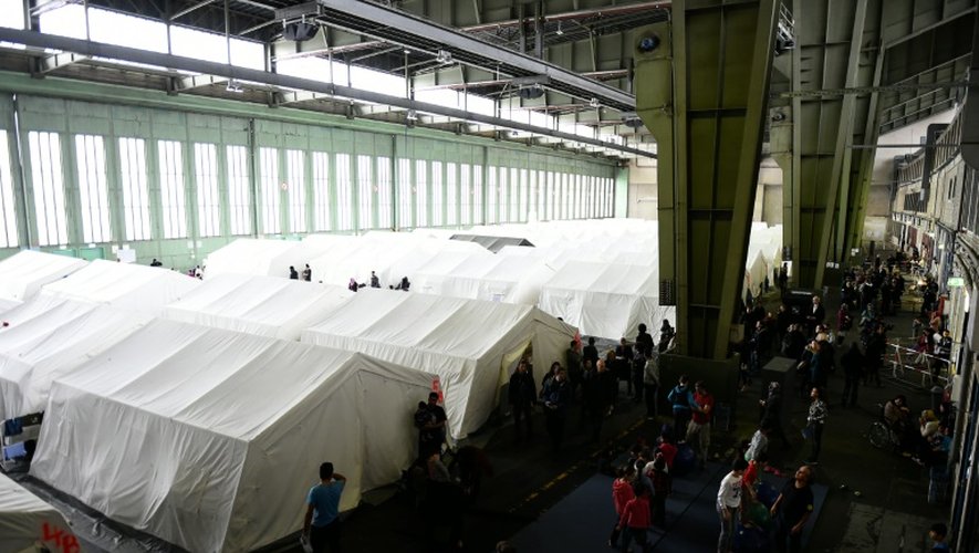 Vue générale en date du 9 décembre 2015 d'un camp de réfugiés installé dans l'ancien aéroport de Tempelhof à Berlin