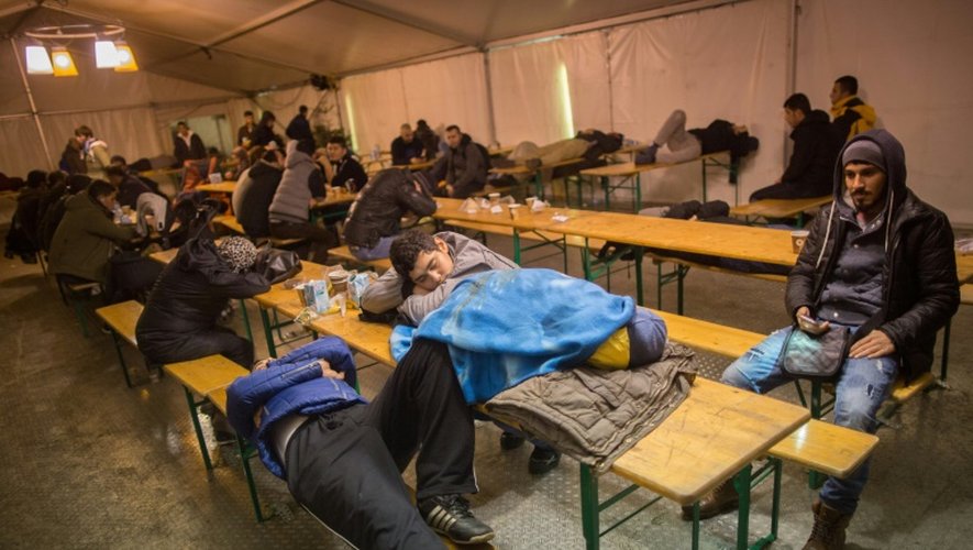 Des migrants en attente  le 21 décembre 2015 devant le centre d'enregistrement à Berlin