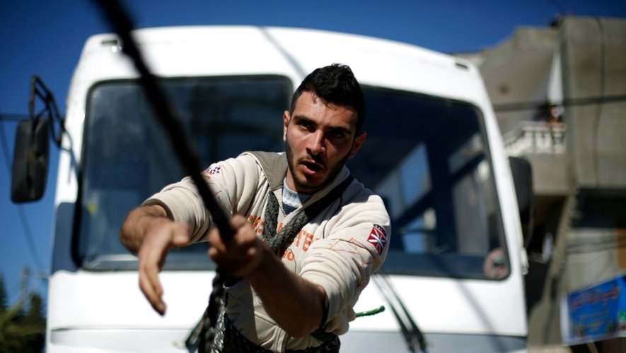 Doté d'une force hors norme, Mohammed Baraka tire un bus avec une corde  le 4 janvier 2016 à Gaza