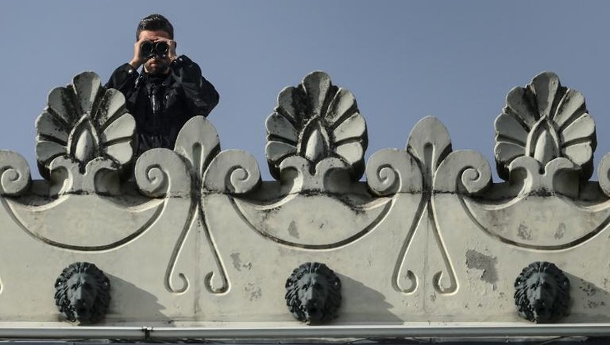Un policier en faction le 1er avril 2015 sur le toit de l'Hôtel Beaurivage à Lausanne, où se tiennent les négociations sur le dossier nucléaire iranien