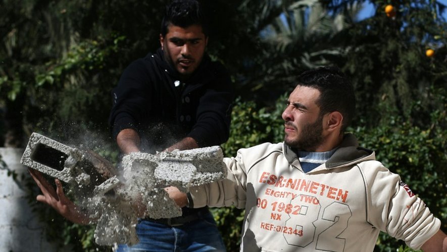Doté d'une force hors norme, Mohammed Baraka se fait casser des briques sur le bras le 4 janvier 2016 à Gaza