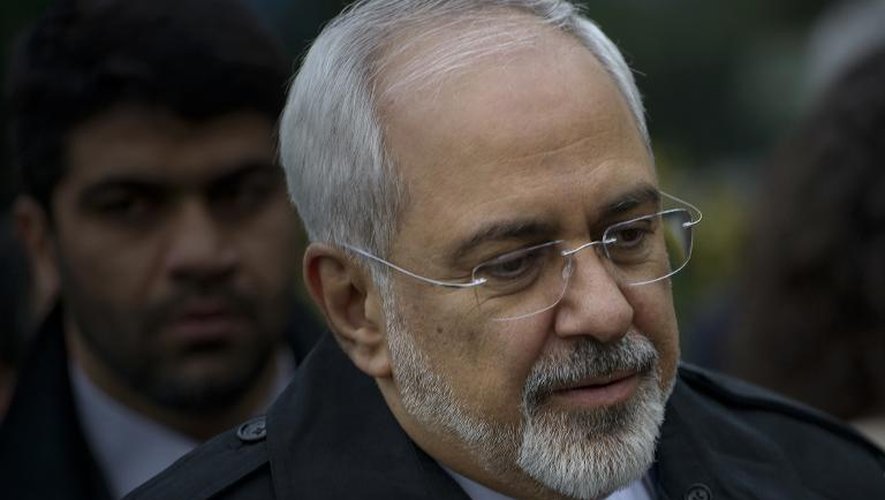 Le ministre iranien des Affaires étrangères Mohammad Javad Zarif photographié le 1er avril 2015 alors qu'il marche dans la cour de l'Hôtel Beau Rivage à lausanne pendant les négociations sur le dossier nucléaire iranien