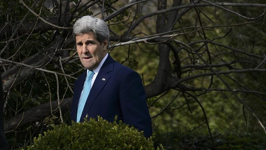Le secrétaire d'Etat américaine John Kerry le 1er avril 2015 pendant une promenade dans les jardins de l'Hôtel Beau Rivage à lausanne où se tiennent les négociations sur le dossier nucléaire iranien