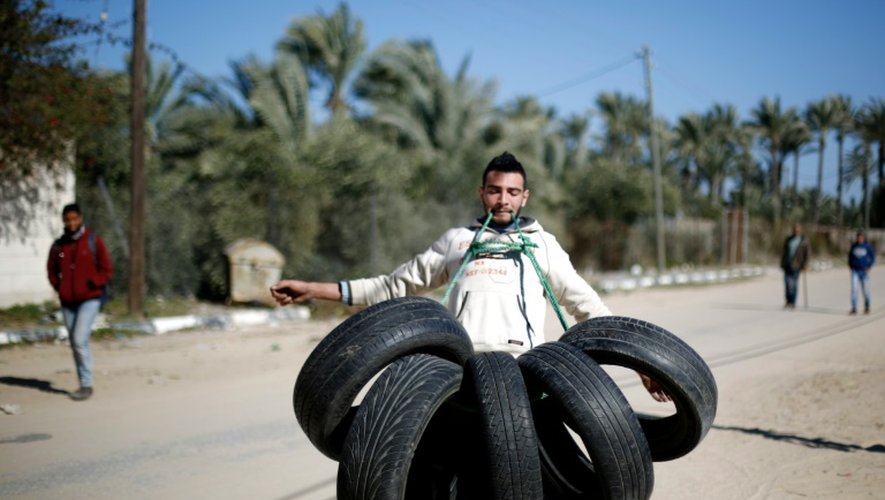 Doté d'une force hors norme, Mohammed Baraka porte des pneus avec ses dents le 4 janvier 2016 à Gaza