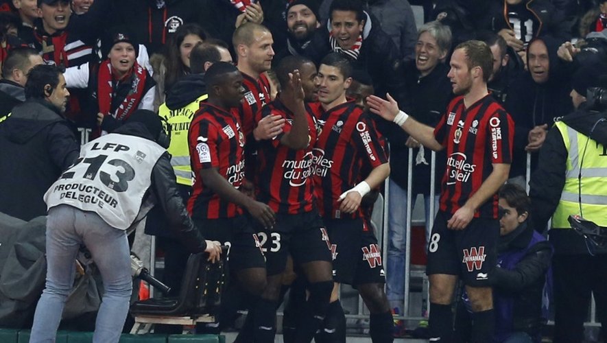 L'attaquant niçois Valère Germain félicité par ses coéquipiers après son but contre l'OM à l'Allianz Riviera, le 14 février 2016