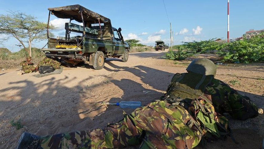 Un soldat kényan s'abrite lors du siège de l'université de Garissa au Kenya, le 2 avril 2015