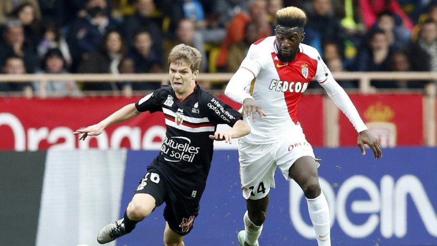 Le milieu de Nice Vincent Koziello (g) à la lutte avec le milieu de Monaco Tiemoue Bakayoko en Ligue 1, le 6 février 2016 au stade Louis II