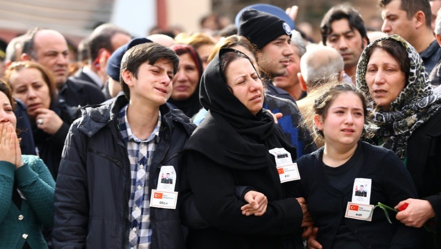 Des proches des victimes de l'attentat d'Ankara pleurent le 19 février 2016 lors des funérailles dans la capitale turque