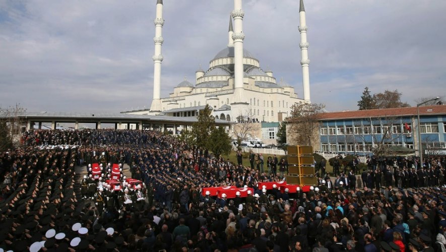 Hommage aux victimes de l'attentat d'Ankara, le 19 février 2016 devant la mosquée Kocatepe, dans la capitale turque