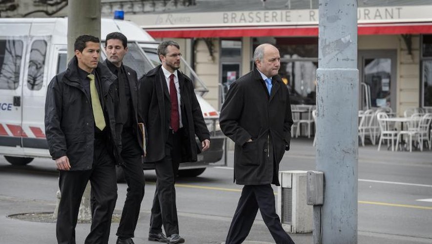 Le ministre français des Affaires étrangères Laurent Fabius marche dans les rues de Lausanne entouré de gardes du corps, le 2 avril 2015 profitant d'une pause dans les négociations sur le nucléaire iranien