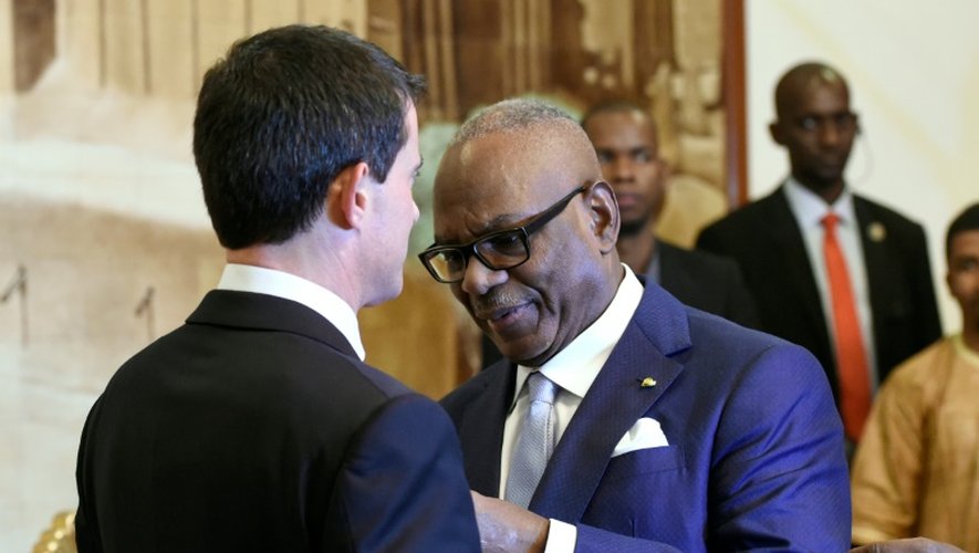Le Premier ministre Manuel Valls décoré par le président malien Ibrahim Boubacar Keita le 18 février 2016 à Bamako