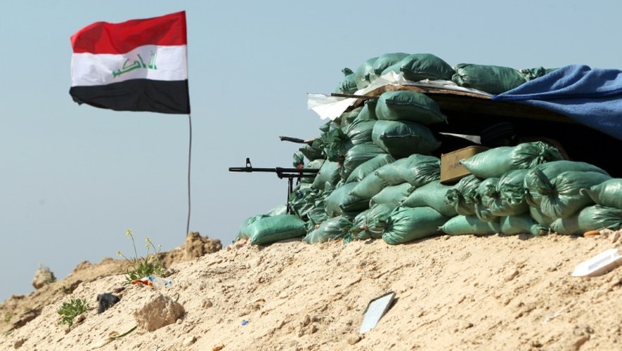 Un drapeau irakien flotte le 11 février 2016 près d'un poste avançé pour la reconquête de la ville de Fallouja, aux prises du groupe Etat islamique (EI)