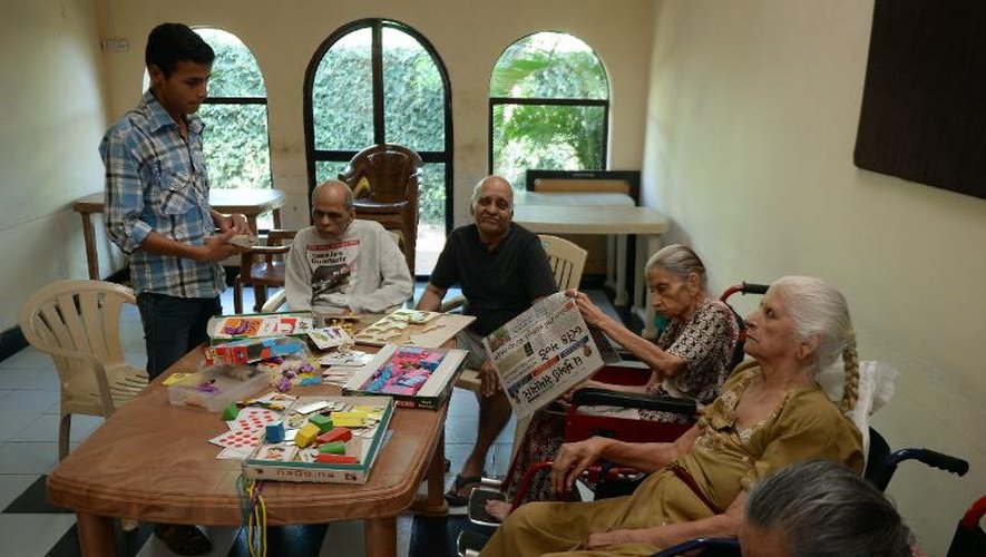 Des résidents du Dignity Lifestyle Retirement Township, l'un des premiers villages pour retraités d'Inde, se réunissent dans une salle d'activités le 10 mars 2015