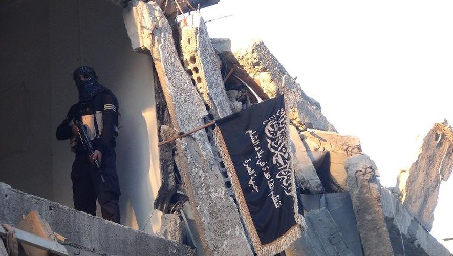 Un combattant du Front Al-Nosra, branche d'Al-Qaïda en Syrie, monte la garde dans un bâtiment détruit de Yarmuk en Syrie, le 22 septembre 2014