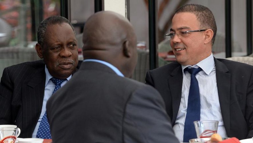 Déjeuner de travail sur la demande de report de la CAN-2015 entre le président de la CAF Issa Hayatou (g) et celui de la Fédération marocaine Fouzi Lekjaa (d) à Rabat, le 3 novembre 2014