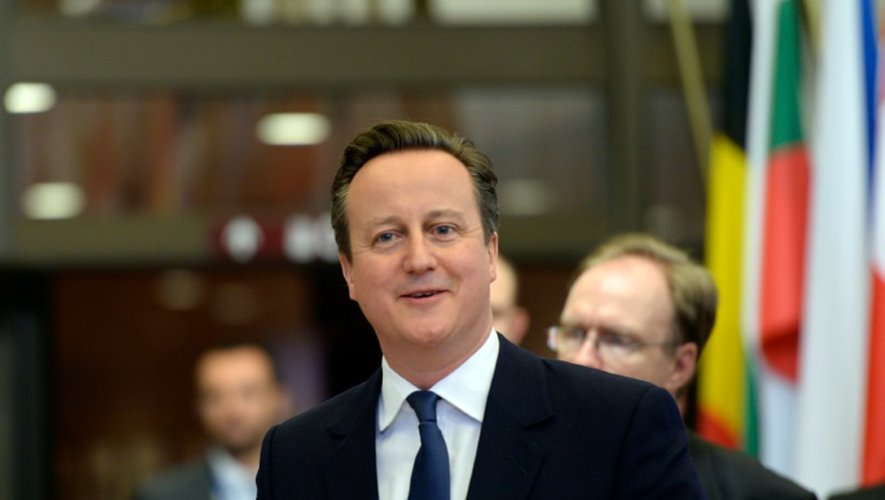 Le Premier ministre britannique David Cameron quitte le dîner de travail des dirigeants européens, après avoir conclu un accord, à Bruxelles le 19 février 2016