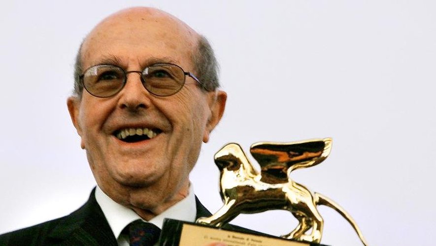 Le réalisateur portugais Manoel de Oliveira reçoit le Lion d'Or à Venise, le 10 septembre 2004