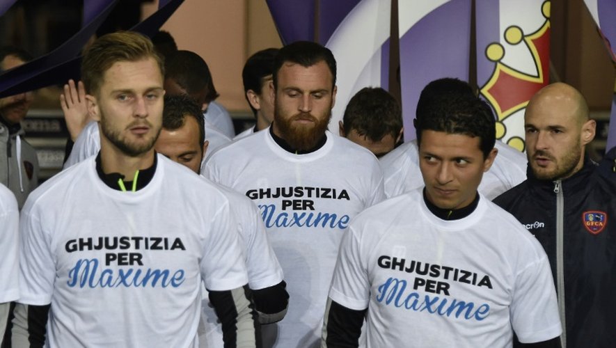 Les joueurs d'Ajaccio portant des tee-shirts "Justice pour Maxime" avant le match de L1 contre Toulouse, à Toulouse, le 20 février 2016