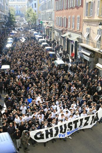 Plusieurs milliers de personnes défilent à Bastia, le 20 février 2016, une semaine après des incidents avec la police à Reims au cours desquels un supporter du SC Bastia, Maxime Beux, a été grièvement blessé