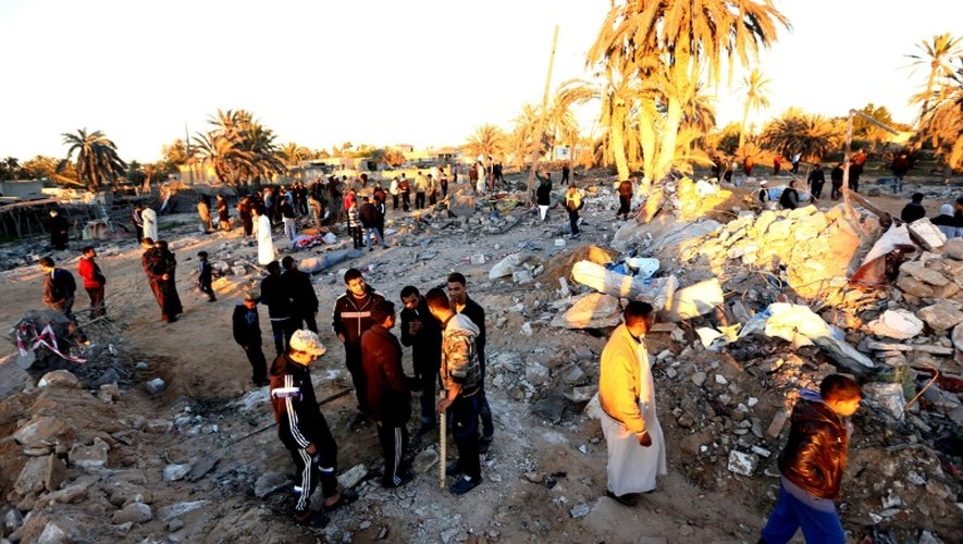 Décombres après un raid américain contre un site d'entraînement jihadiste près de la ville libyenne de Sabratha, le 19 février 2016