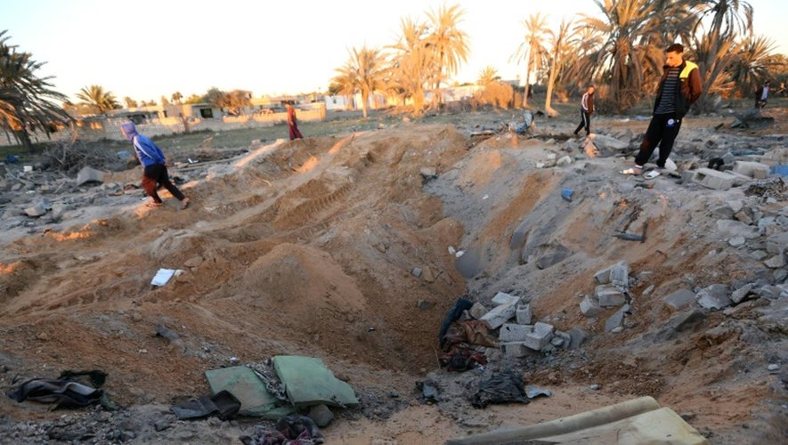 Décombres après un bombardement américain contre un camp d'entraînement jihadiste près de la ville libyenne de Sabratha, le 19 février 2016