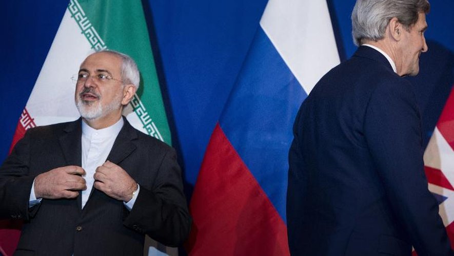 Le secrétaire d'Etat américain John Kerry (d) et le ministre iranien des Affaires étrangères Javad Zarif (g) à Lausanne en Suisse, le 2 avril 2015