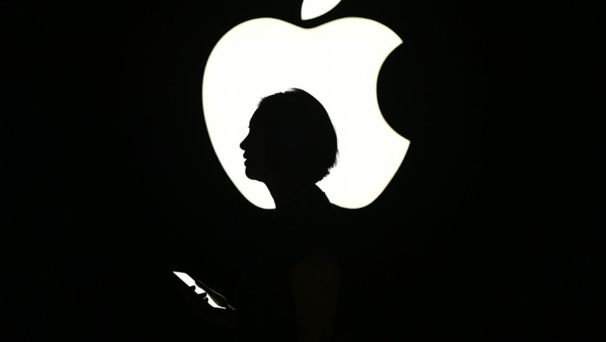 Le département américain de la Justice veut forcer Apple à aider les enquêteurs à débloquer l'iPhone d'un auteur de l'attentat de San Bernardino