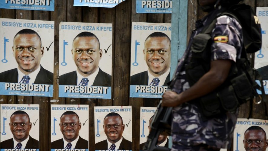 La police ougandaise surveille le 19 février 2016 l'entrée des bureaux du candidat de l'opposition aux élections présidentielles, Kizza Besigye, à Kampala