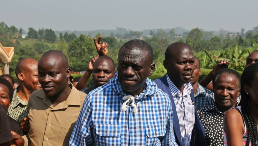 Le candidat de l'opposition ougandaise, Kizza Besigye, à son arrivée au bureau de vote le 18 février 2016 à Rukungiri, au sud-ouest du pays