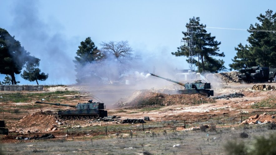 Des chars turcs stationnés près du point de passage d'Oncupinar, près de Kilis, dans le sud de la Turquie, le 16 février 2016