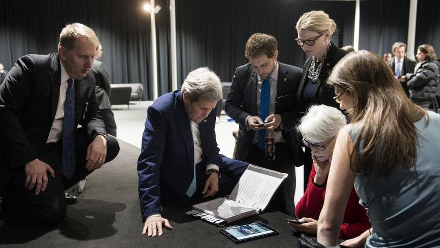 Le secrétaire d'Etat américain John Kerry et son équipe dont Wendy Sherman (2è d) sous-secrétaire aux affaires politiques, écoutent depuis Lausanne le 2 avril 2015 le discours de Barack Obama après l'annonce d'un accord cadre sur le nucléaire iranien