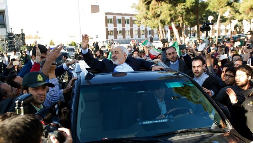 Le ministre iranien Mohammad Javad Zarif est salué par la foule à son retour à Téhéran, le 3 avril 2015 après avoir signé un accord cadre sur le nucléaire avec les grandes puissances