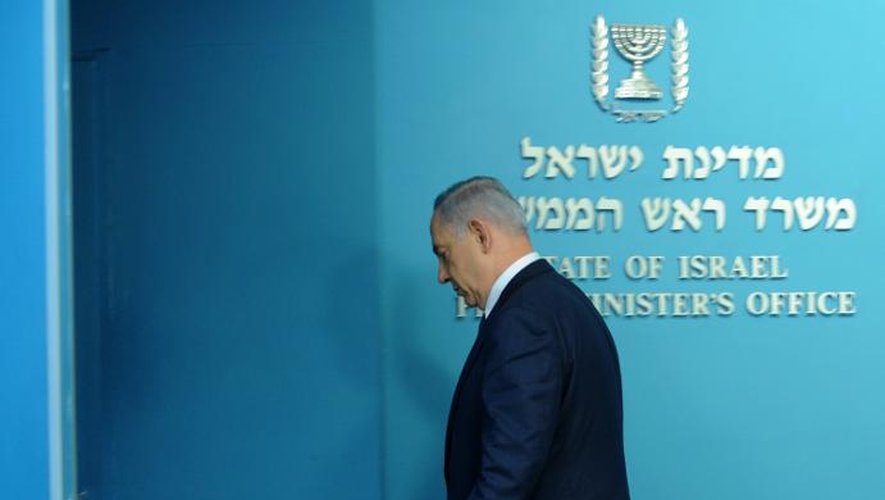 Le Premier ministre israélien Benjamin Netanyahu quitte la salle à Jérusalem le 1er avril 2015 après s'être exprimé sur les négociations entre l'Iran et les grandes puissances