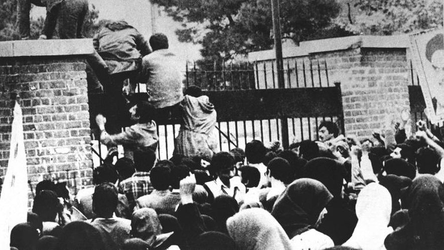 Des étudiants iraniens escaladent le mur de l'ambassade américaine à Téhéran, le 4 novembre 1979