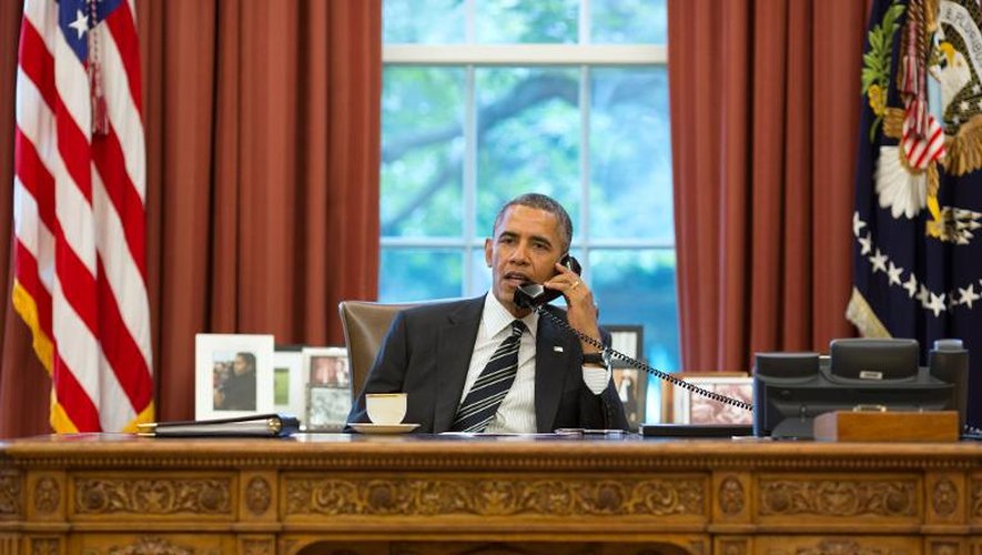 Photo officielle fournie par la Maison Blanche de Barack Obama téléphonant au président iranien depuis le Bureau Ovale, le 27 septembre 2013