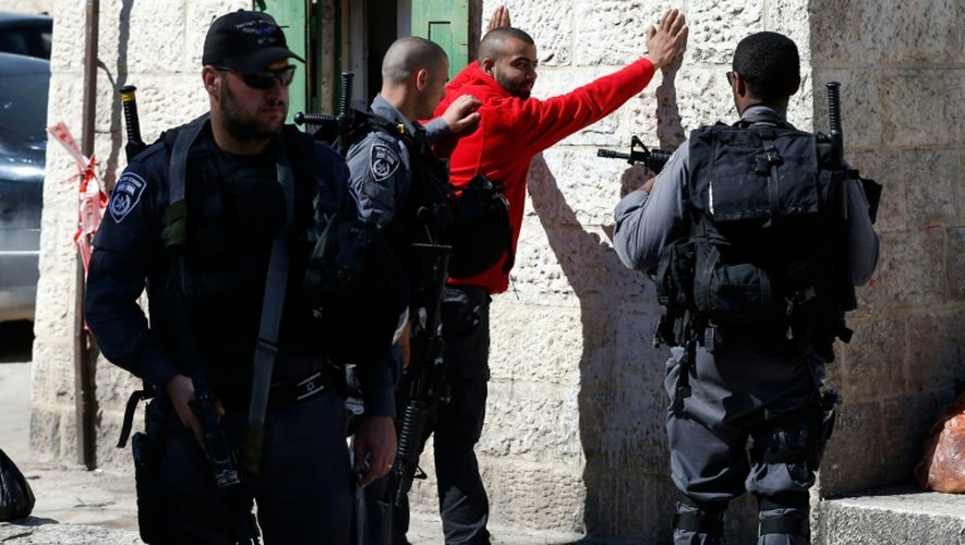 Des policiers israéliens contrôlent un jeune palestinien à la porte de Damas, une des entrées dans la vieille ville de Jérusalem, le 17 février 2016
