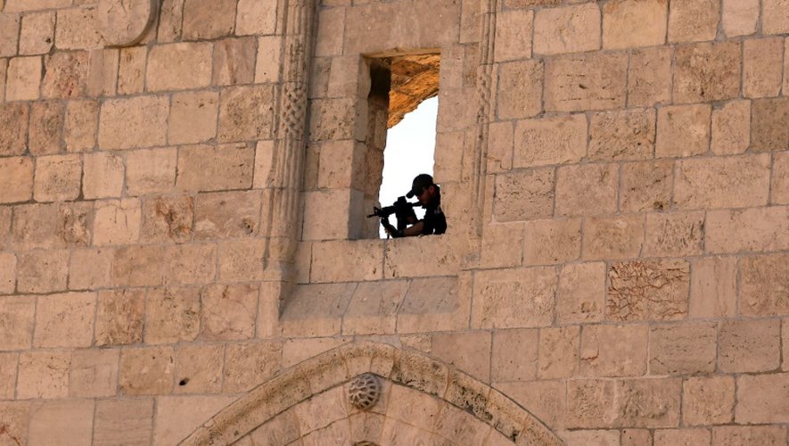 Un garde-frontière israélien surveille la Porte de Damas une des entrées vers la vieille ville de Jérusalem, le 17 février 2016