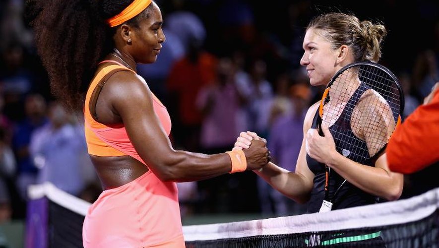 Serena Williams serre la main de Simona Halep à la fin de leur affrontement en demi-finale du tournoi de Miami, le 2 avril 2015