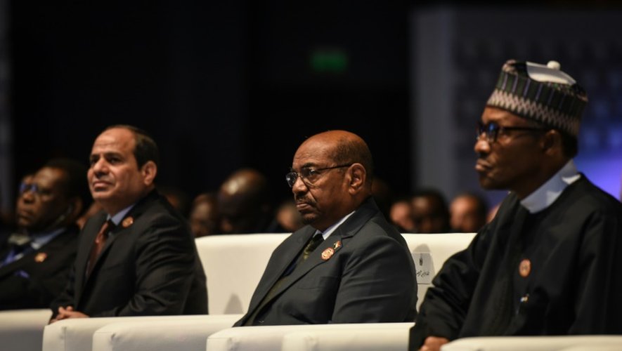 De gauche à droite, le président égyptien Abdel Fattah al-Sissi et ses homologues le Soudanais  Omar al-Bashir et le nigérien Muhamadu Buhari au sommet africain, le 20 février 2016 à Charm el-Cheikh