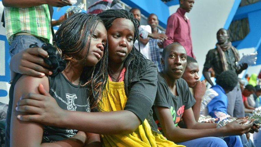 Une survivante de l'attaque de l'université de Garissa est réconfortée par une amie à son arrivée à Nairobi le 4 avril 2015