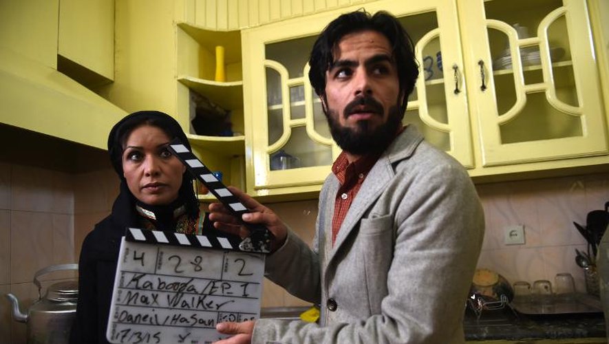 L'actrice afghane Leena Alam (g), qui tient le rôle principale de "Shereen's law", s'apprête à jouer une scène de cette série, le 11 mars 2015 à Kaboul