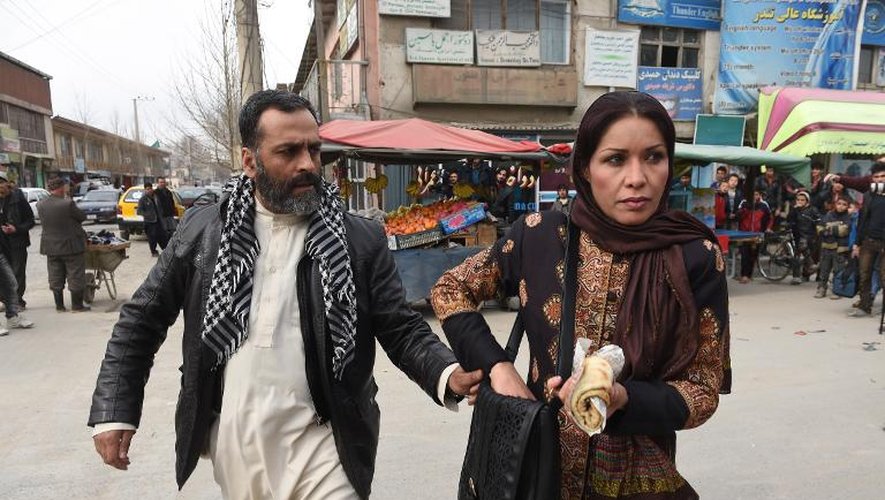 L'actrice afghane Leena Alam avec son mari, Abdul Quddos Farahmand, dans une scène de la série "Shereen's law", le 11 mars 2015 à Kaboul