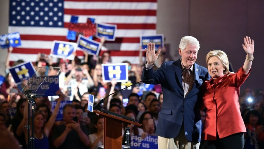 Hillary Clinton et son mari Bill saluent la foule au Cesar Palace à Las Vegas (Nevada) après les bons résultats de la primaire dans cet Etat, le 20 février 2016