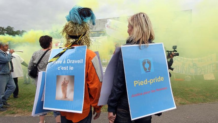 Manifestation "pied-pride" le 17 juin 2011 devant la mairie de Draveil contre le député-maire Georges Tron, dénoncé par deux de ses anciennes employées pour agressions sexuelles sous couvert de réflexologie, l'art du massage thérapeutique des pieds