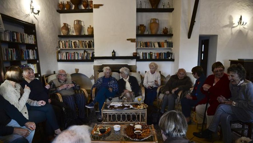 Les résidents du Village britannique Monte da Palhagueira British Village, une résidence pour personnes âgées de 55 ans et plus, se retrouvent pour prendre un verre chaque semaine, une réception organisée par les gérants du complexe à Loule, au Portugal le 25 mars 2015