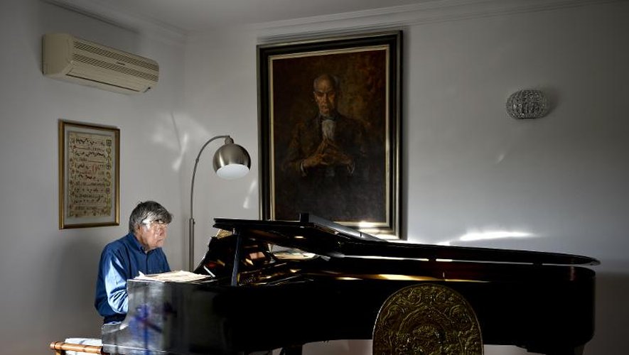Le retraité suédois Sten Thore, 84 ans, joue sur un piano Steinway dans sa maison du Village britannique Monte da Palhagueira, une compexe résidentiel pour personnes âgées de 55 ans et plus à Loule, au sud du portugal, le 25 mars 2015