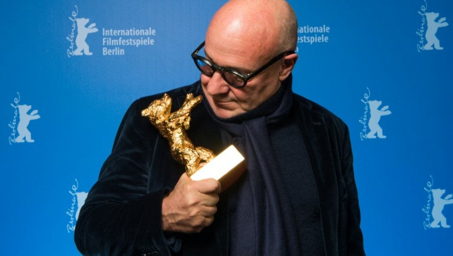 Le réalisateur italien Gianfranco Rosi, avec son Ours d'or du meilleur réalisateur à Berlin, le 20 février 2016