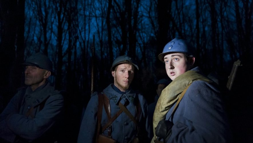 Attente des participants avant une répétition en costumes le 20 février 2016 dans le bois des Caures, la veille de la commémoration officielle de la bataille de Verdun
