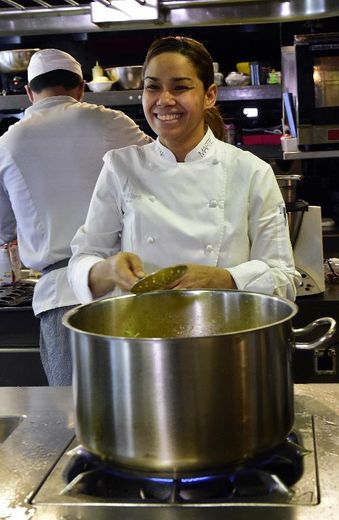 La Dominicaine Maria Marte pose dans les cuisines de Club Allard, son restaurant deux étoiles Michelin à Madrid le 13 mars 2015